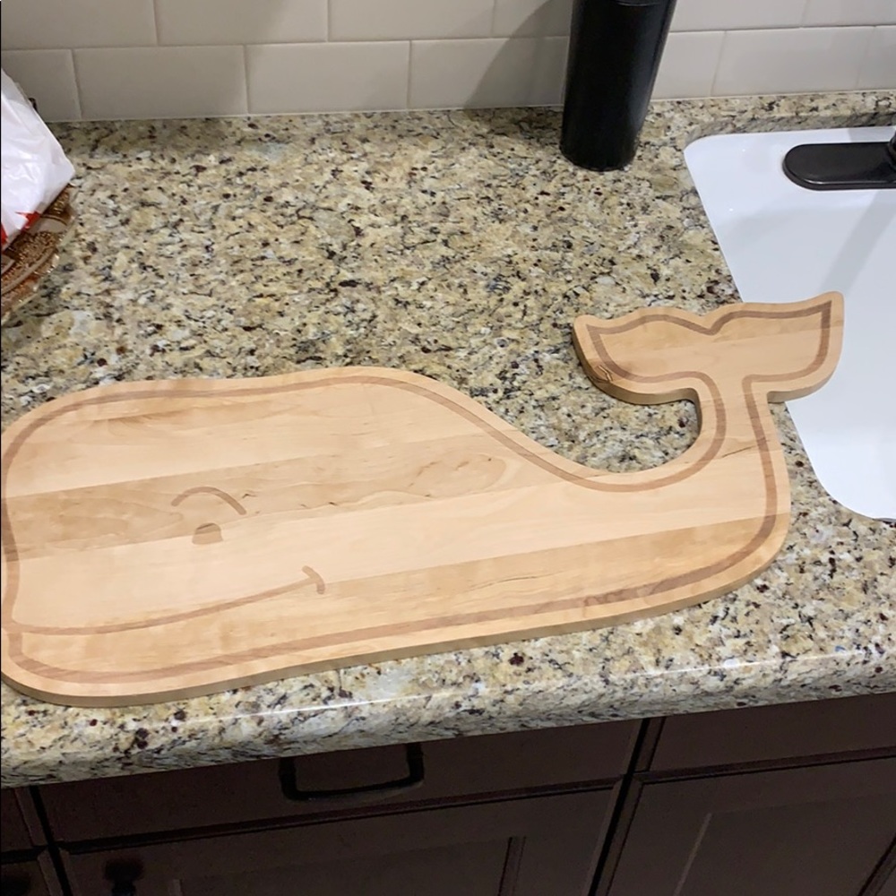 VINEYARD VINES WALL WHALE CUTOUT